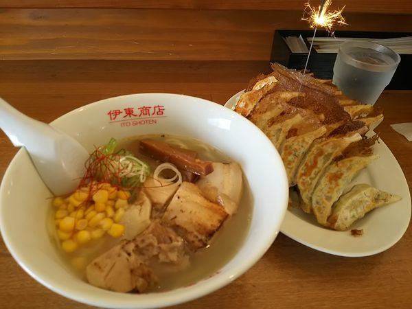 「塩チャーシュー麺　＋餃子２４ケ：誕生月サービス」@松本餃子食堂の写真