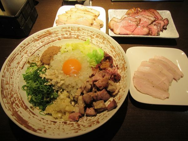 「黒どろまぜそば（８００円）＋チャーシュー増し×６」@麺や 虎徹の写真