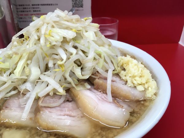 「小豚（麺半分）ニンニク」@ラーメン二郎 神田神保町店の写真