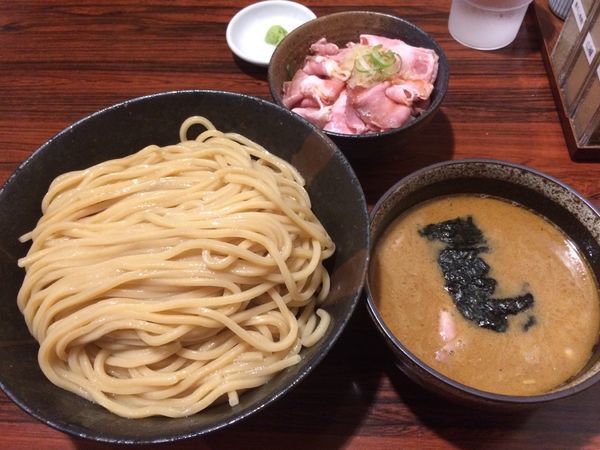「煮干しつけ麺 特盛  低温チャーシュー丼」@麺屋 ひな多の写真
