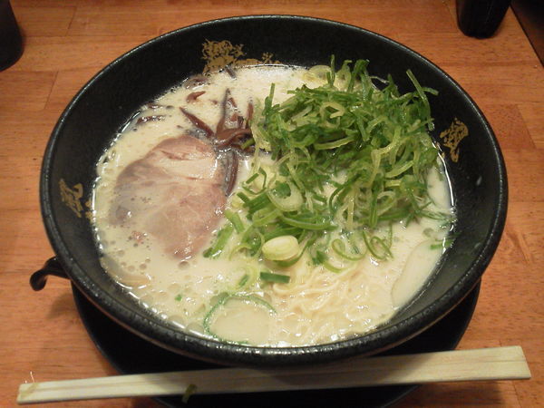 「とんこつラーメン580＋ねぎ100＝680円」@博多風龍 神田西口店の写真