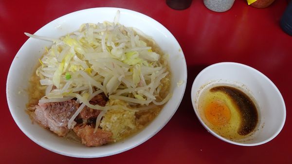 「ラーメン（750円）＋カツオ君生たまご（100円）ニンニク」@ラーメン二郎 相模大野店の写真