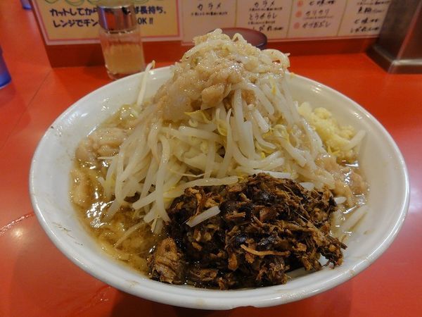 「ラーメン　700円　ほぐし豚50円　野菜ニンニクアブラ」@麺屋 桐龍の写真