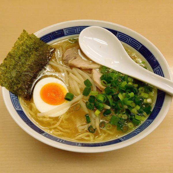 「塩とんこつラーメン 並（600円）」@八作の写真