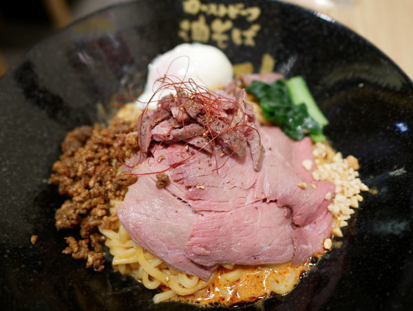 「肉盛り坦坦油そば＋サービス温玉＋追い飯」@ローストビーフ油そば ビーストの写真