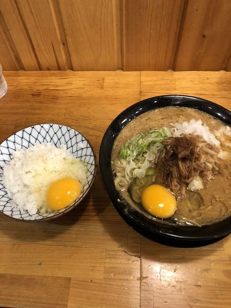 「濃厚味噌ラーメン+中ライス(オープン記念500円)+生卵入れ」@濃厚味噌ラーメン さごはちの写真