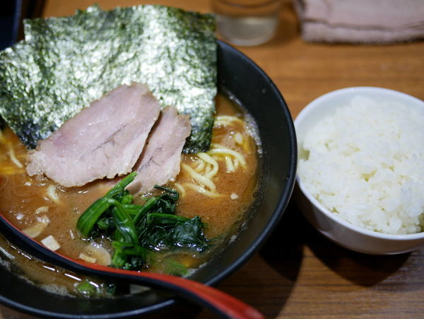 「ラーメン 並 麺硬め＋油多め＋サービスライス」@麺家 黒の写真