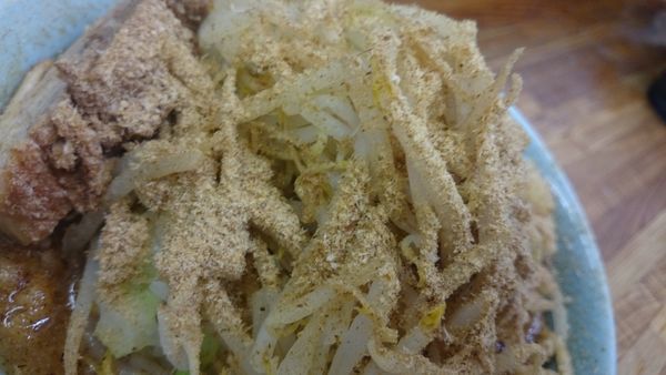 「小ラーメンニンニク魚粉」@ラーメン二郎 新小金井街道店の写真