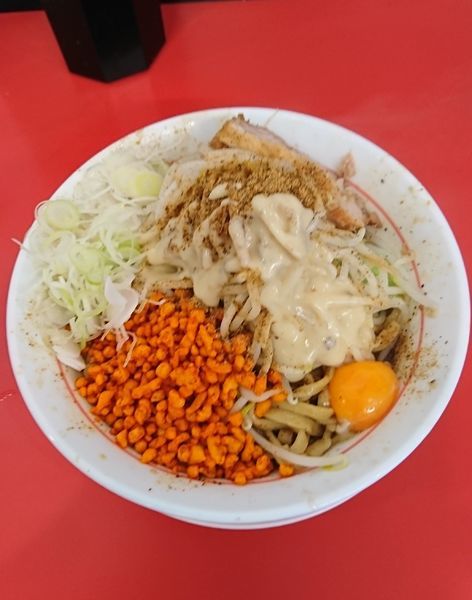 「まぜそば(コールは辛揚げ、チーズソース)」@鷹の目 獨協大学前本店の写真