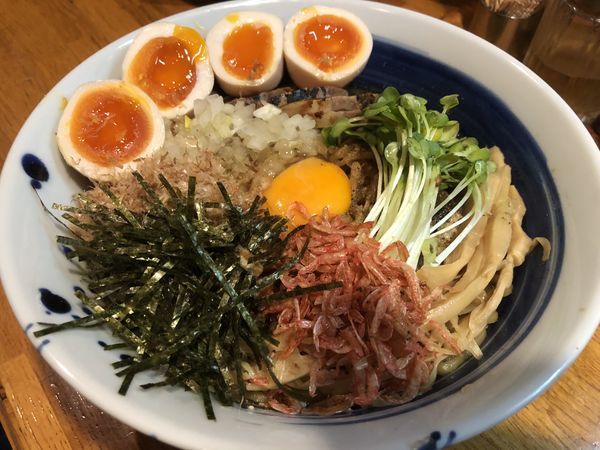 「【限定】黒まぜそば 750円 ＋ ビール & おつまみ」@麺屋 鶏口の写真