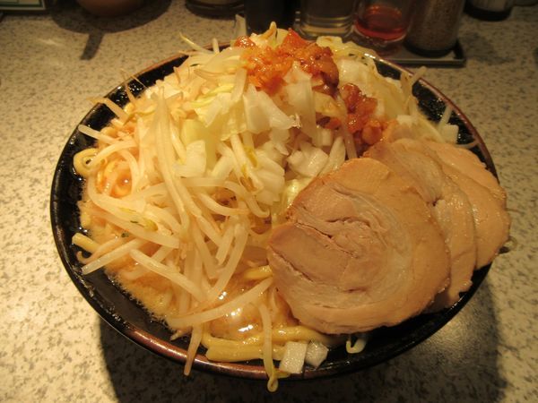 「豚そばチャーシュー（１０５０円）＋大盛１００円」@横浜家系ラーメン たくみ家 土浦阿見店の写真