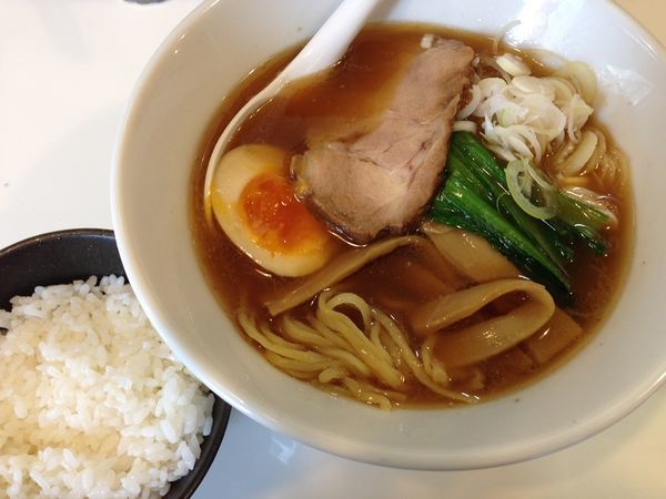 「あごだし（とびうお）中華そば＋サービス小ライス」@中華そば わたなべの写真