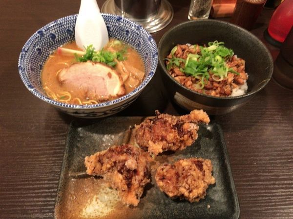 「和歌山らーめん 730円＋チャーシュー丼＋極上のから揚げ」@新和歌山らーめん 極ジョーの写真