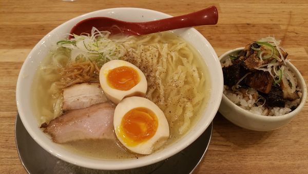 「小豆島の海の水とクラタペッパーの塩らーめん」@麺や 七彩 八丁堀店の写真