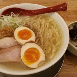 小豆島の海の水とクラタペッパーの塩らーめん