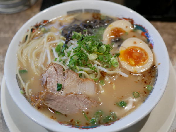「ラーメン 麺硬め＋サービス味玉」@ラーメン小金太の写真