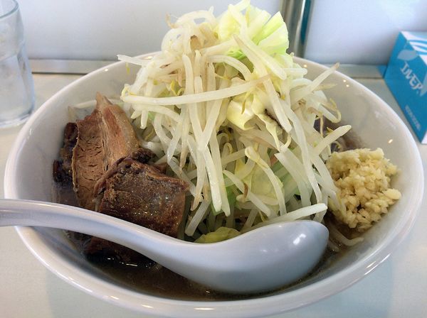 「雄二郎（麺量200g）ヤサイチョイマシ、ニンニク 750円」@麺や ○雄の写真