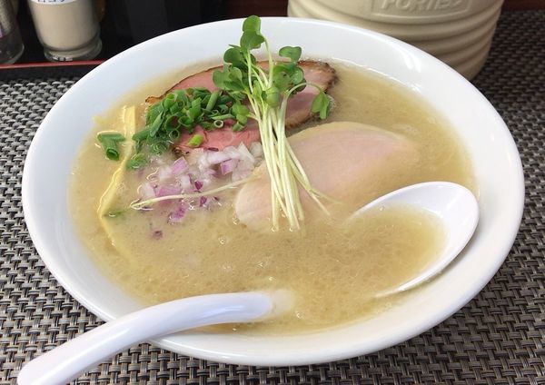 「牛骨白湯塩(限定)800円」@麺や 睡蓮の写真