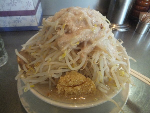 「塩680円・たまねぎ70円(野菜増しニンニクアブラカラメ)」@らーめん大 汐留店の写真