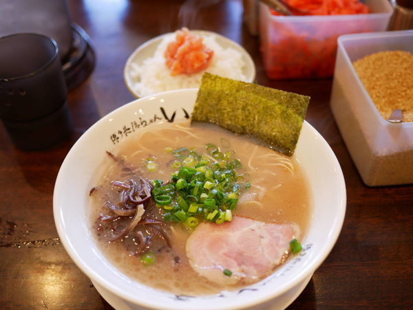 「らーめん 粉落とし＋替え玉 粉落とし＋一口餃子＋明太ごはん」@博多長浜らーめん いっきの写真