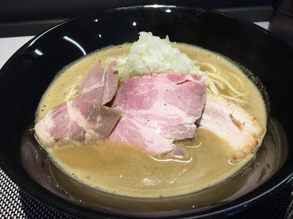 「限定 濃厚中華そば（900円）サービスチャーシュー」@煮干乱舞の写真