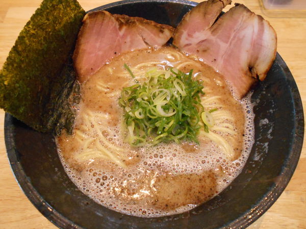 「黒とんこつ」@豚骨ラーメンとまぜそば 池めん 岡部店の写真