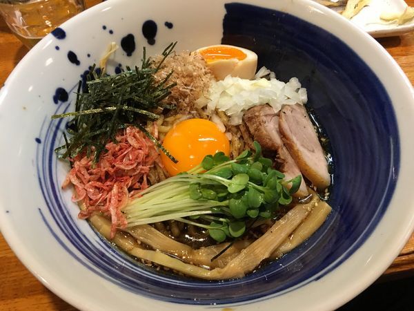 「期間限定】黒まぜそば 750円 麺ハーフver」@麺屋 鶏口の写真