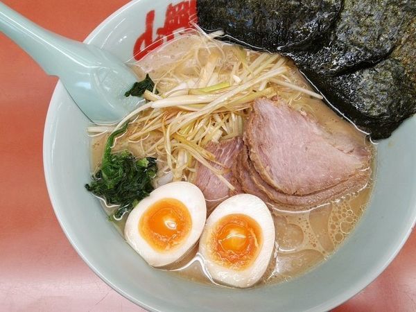 「ネギチャーシューメン＋味玉」@山岡家 宮城野店の写真