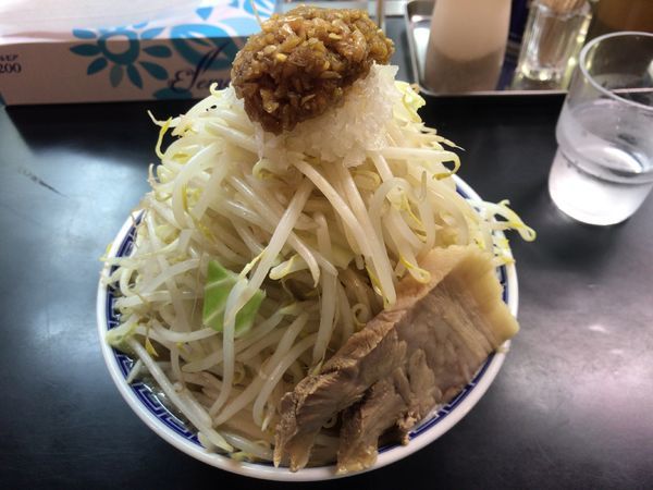 「ラーメン中(味濃いめ、脂多め、野菜チョイ増し、ニンニク)830円」@山勝角ふじ 南流山店の写真