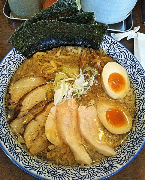 「背脂のこく煮干らぁめん ご馳走盛り 1080円」@千葉房総 麺のマルタイの写真