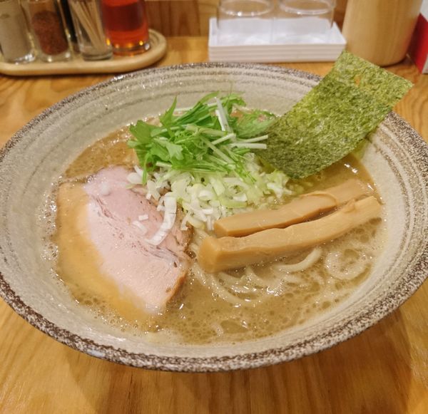 「魚介豚骨らーめん 中盛」@麺屋くおん 上里店の写真