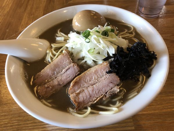 「濃厚煮干そば+味玉」@中村屋総本山の写真