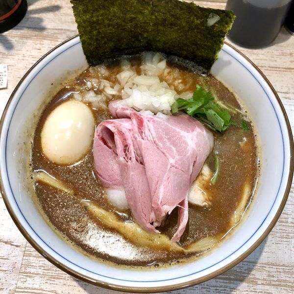 「【気まぐれ限定】白湯エビ煮干しそば 味玉付 ￥900」@中華そば 四つ葉の写真