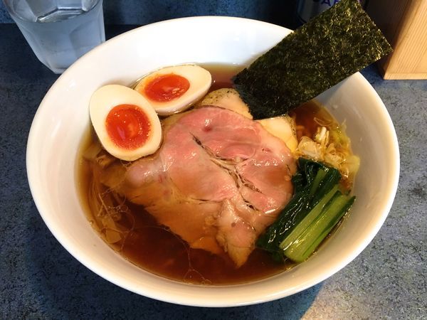 「醤油らーめん＋半味玉」@とものもとの写真