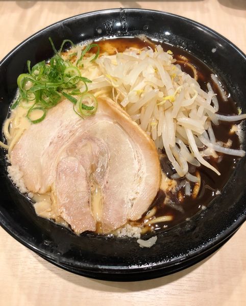 「豚骨ブラック(麺カタ.アブラ少なめ)」@替玉千里眼 志木店の写真