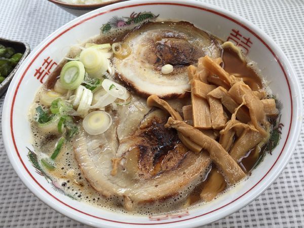 「豚骨醤油らーめん大盛り麺硬め」@すずらんラーメンの写真