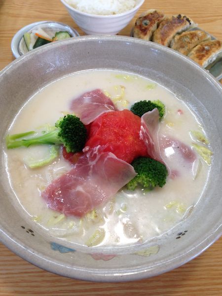 「トマトめん750円  餃子半ライスセット250円」@ラーメン専科 めんやの写真