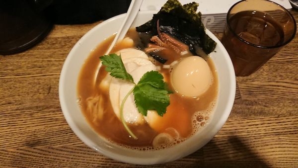 「特製烏賊干し鶏白湯醤油そば 1050円」@新橋 纏の写真