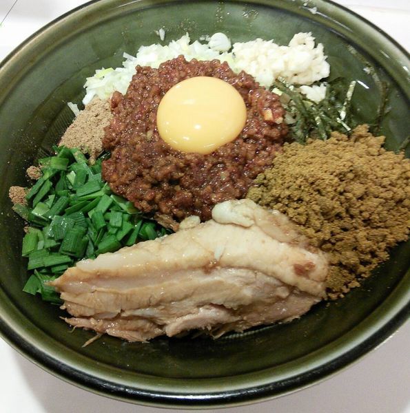 「【限定】台湾混ぜそば＋肉１枚　９００円＋１００円」@ハイパーファットンの写真