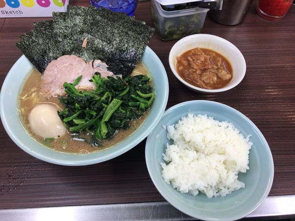 「ラーメン中 のり ほうれん草 中ライス」@横浜家系らーめん 武蔵家 川口店の写真