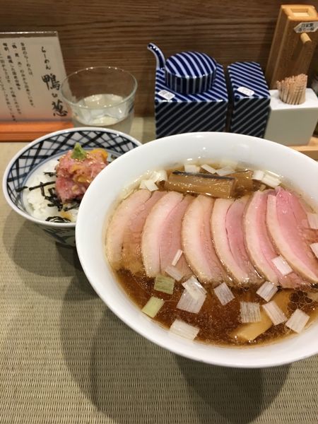 「鴨コンフィ＆トロたくちらし」@らーめん 鴨to葱の写真