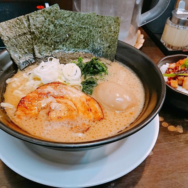 「横浜醤油ラーメン 味卵 ミニチャーシュー丼」@日の出らーめん 横浜桜木町本店の写真