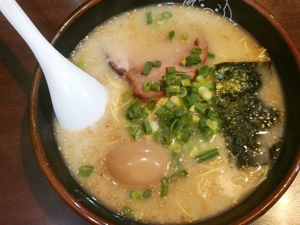「博多ラーメン＋味玉」@博多ラーメン 長浜や 笹塚店の写真