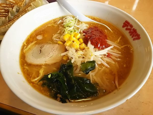 「味噌ラーメン　※豆板醤カスタマイズ　（大盛り）　＋餃子：㋚券」@テンホウ 松本渚店の写真