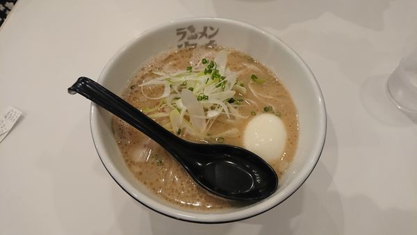 「とんこつラーメン卵入り」@ラーメン海鳴 福岡空港店の写真