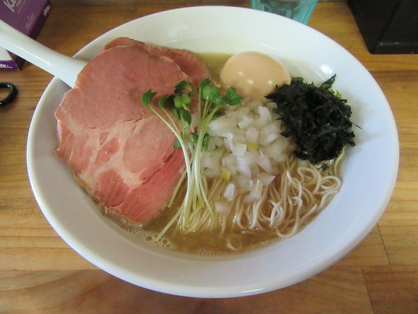 「味玉煮干塩そば（９００円）＋チャーシュー１５０円」@へべれ家の写真