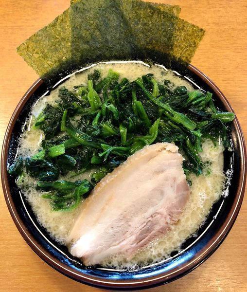 「豚骨塩らーめん 並 (680円) ほうれん草 (100円)」@横浜家系ラーメン 一門家 フジグラン重信店の写真