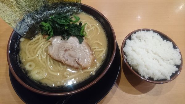 「醤油ラーメン並+ライス」@家系ラーメン 松田家 上井草駅前店の写真