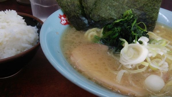 「しおラーメン 720円 ＋ 半ライス 100円」@横浜ラーメン 町田家 新宿南口店の写真