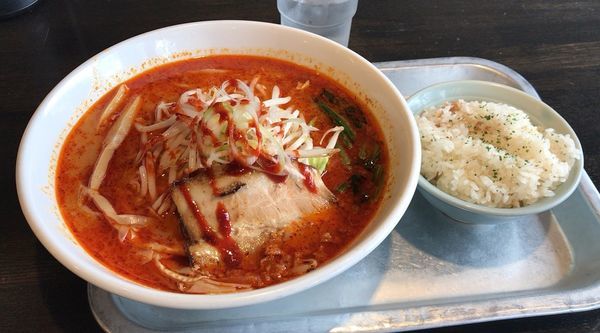「辛味噌＋ライス(880円＋サービス)」@半チャンラーメン たまぞう 下柚木店の写真